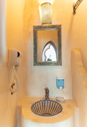 Standard Double Room (Frida) | Bathroom | Shower, rainfall showerhead, towels, soap - Casa Sabila (Chefchaouen)