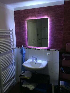 Combined shower/bathtub, towels