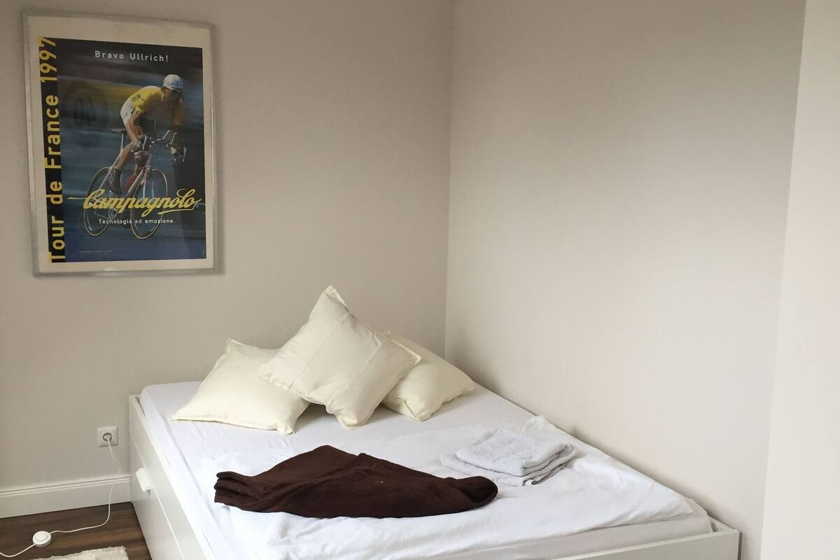 Free WiFi, bed sheets