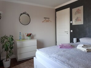 Chambre Double, salle de bains commune | Wi-Fi gratuit, draps fournis