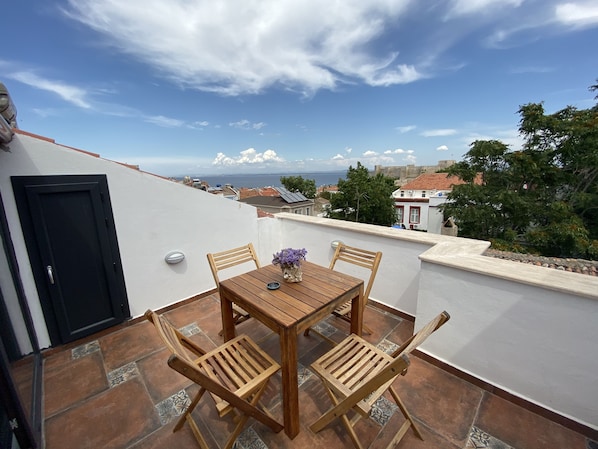Deluxe-Doppelzimmer, Meerblick | Terrasse/Patio