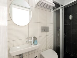 エコノミー ダブルルーム | バスルーム | シャワー、レインフォールシャワー、バスアメニティ (無料)、ヘアドライヤー