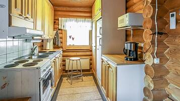 Refrigerador, microondas y utensilios de cocina