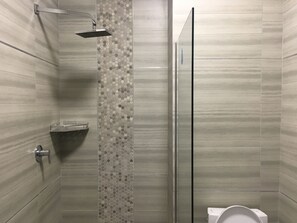 Business Double Room | Bathroom | Shower, rainfall showerhead, designer toiletries, towels