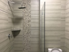Quarto casal empresarial | Banheiro | Chuveiro, chuveiro com efeito de chuva, produtos de toalete de grife
