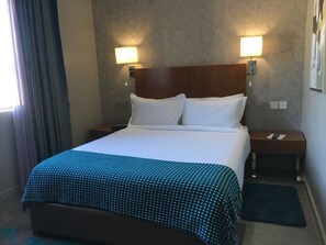 商务双人房 | 埃及棉床单、高档床上用品、办公桌、免费 WiFi