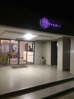 Fachada de la propiedad por la tarde o noche