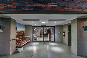 Fachada de la propiedad por la tarde o noche