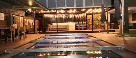 Quầy bar bên hồ bơi