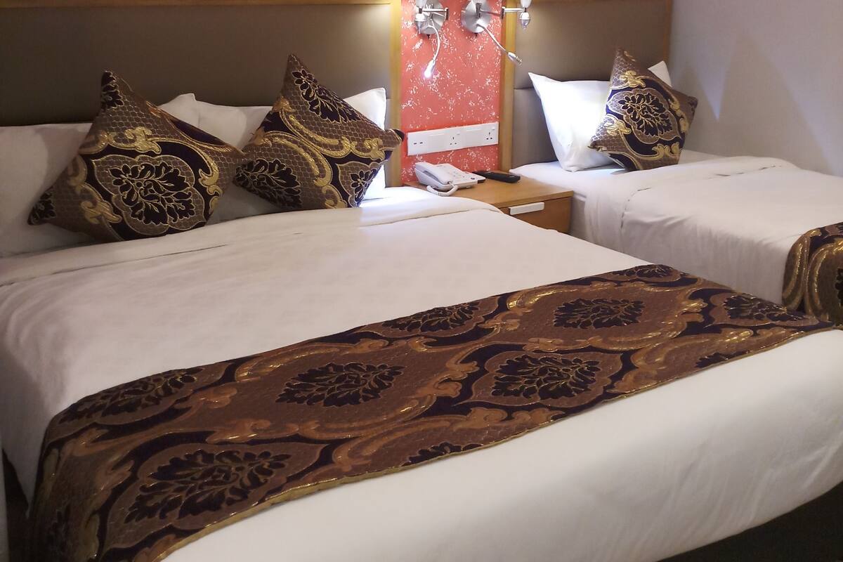 Deluxe kamer | Een kluis op de kamer, een bureau, een strijkplank/strijkijzer