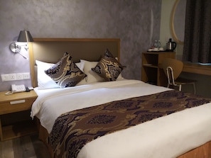 Standard Room | In-room safe, desk, iron/ironing board, rollaway beds