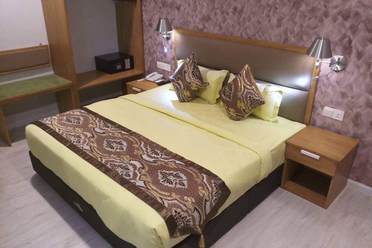 Superior kamer, 1 kingsize bed | Een kluis op de kamer, een bureau, een strijkplank/strijkijzer