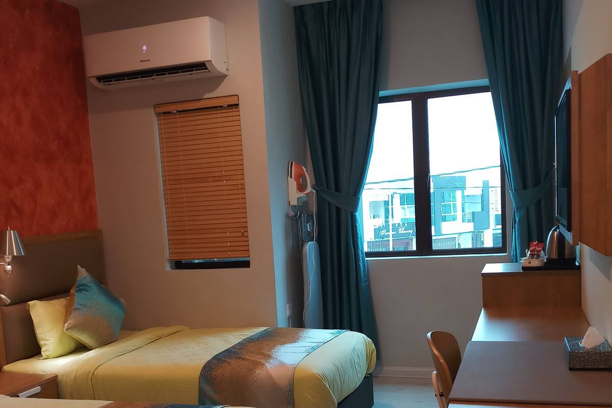 Superior Twin kamer | Een kluis op de kamer, een bureau, een strijkplank/strijkijzer