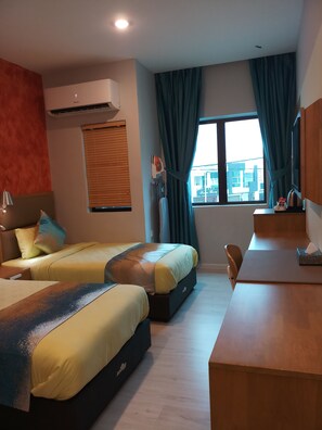 Habitación superior con 2 camas individuales | Caja fuerte, escritorio, tabla de planchar con plancha