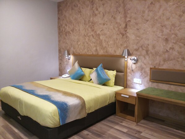 Huone (VIP, Private Parking) | Tallelokero huoneessa, työpöytä, silitysrauta/-lauta, lisävuoteet