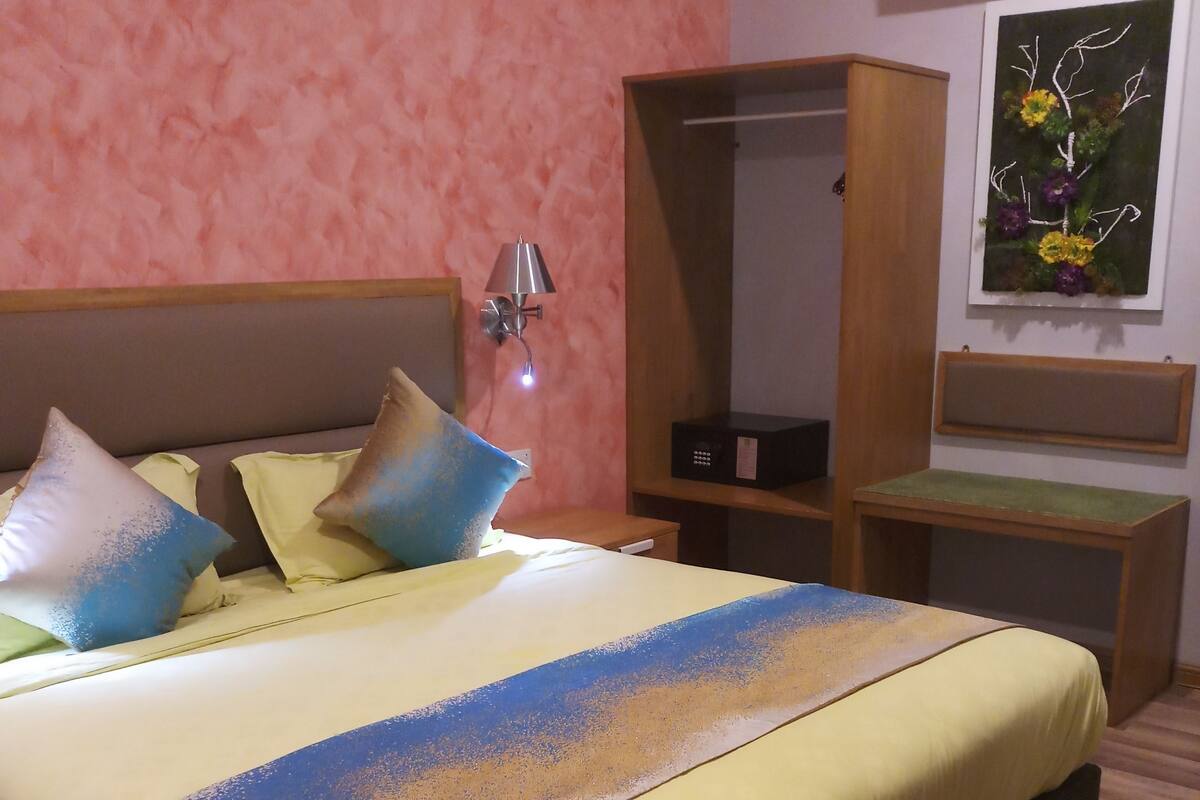 Kamer (VIP, Private Parking) | Een kluis op de kamer, een bureau, een strijkplank/strijkijzer