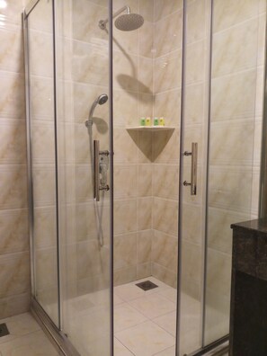 Deluxe-Zimmer | Badezimmer | Kostenlose Toilettenartikel, Hausschuhe, Bidet