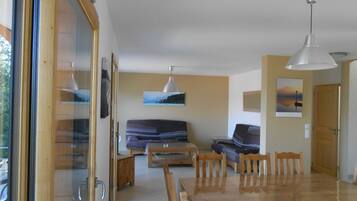 Leilighet, 4 soverom, balkong | Oppholdsområde | Flatskjerm-TV