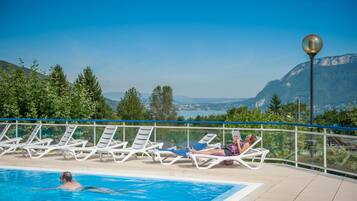 Sesongbasert utendørsbasseng, bassengparasoller og solsenger