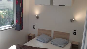 Husvogn, 2 soverom, terrasse | Strykejern/-brett og barnesenger (inkludert)