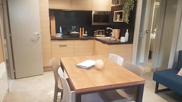 Chalet, 2 Bedrooms, 2 Bathrooms | In-room dining
