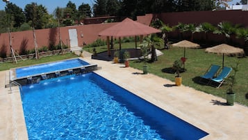 Piscina con cascata