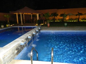 Bagian depan properti - sore/malam