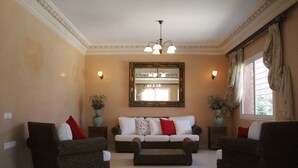 Familienvilla, Poolblick | Wohnzimmer