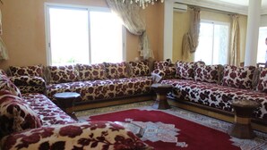 Familienvilla, Poolblick | Wohnzimmer
