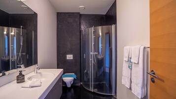 Superior tweepersoonskamer, 1 kingsize bed met slaapbank, privébadkamer, uitzicht op oceaan | Badkamer | Een douche, gratis toiletartikelen, een haardroger, handdoeken
