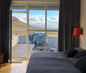 Superior kamer, 1 twee- of 2 eenpersoonsbedden, privébadkamer, uitzicht op zee | Individueel gemeubileerd, een bureau, een laptopwerkplek