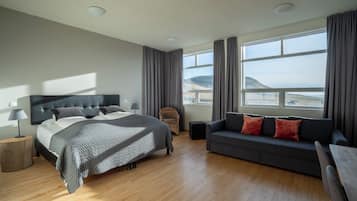 Habitación doble superior, 1 cama King size y sofá cama, baño privado, vista al océano | 1 habitación, muebles diferentes y escritorio
