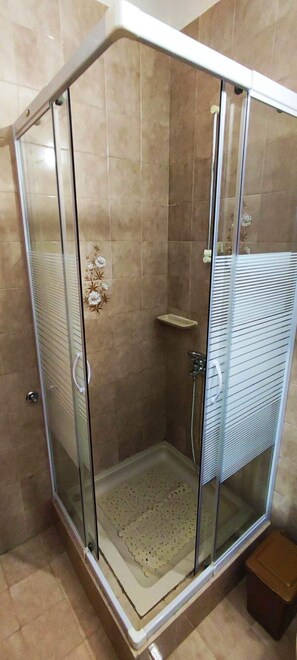 Departamento, vista al mar (3) | Baño | Regadera, toallas, jabón, papel de baño