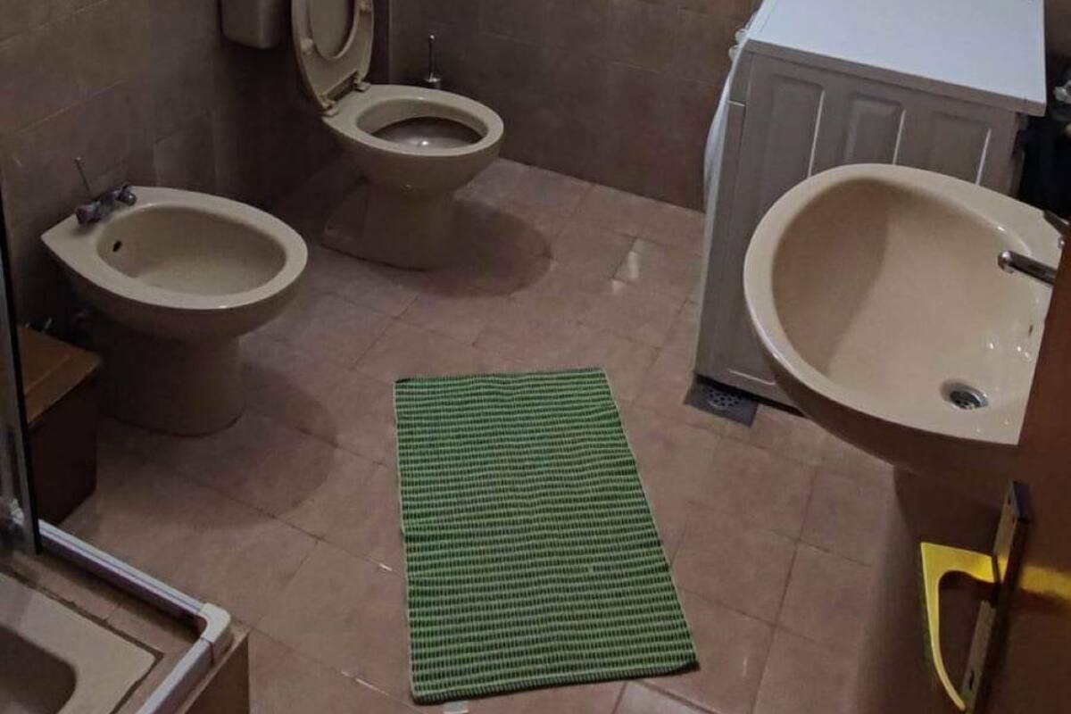 Appartement, vue sur la mer (3) | Salle de bain | Douche, serviettes fournies, savon, papier de toilette