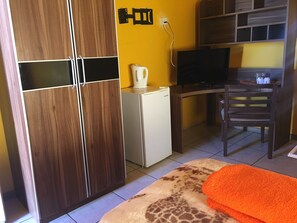 Habitación estándar con 2 camas individuales, 2 camas individuales | Decoración individual, mobiliario individual, escritorio