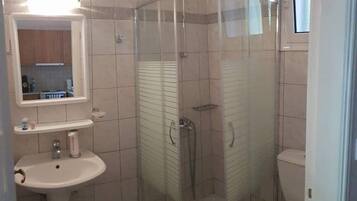 Standard Studio, Mountain View | Bathroom | Shower, rainfall showerhead, free toiletries, hair dryer