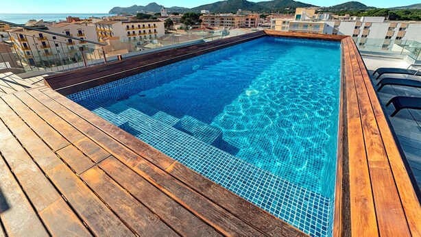 Una piscina al aire libre, tumbonas