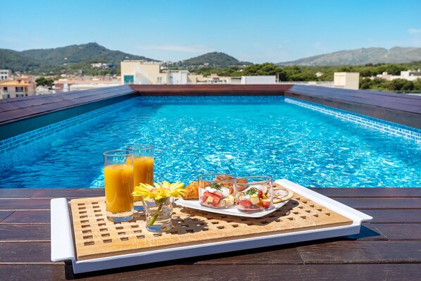 Una piscina al aire libre, tumbonas