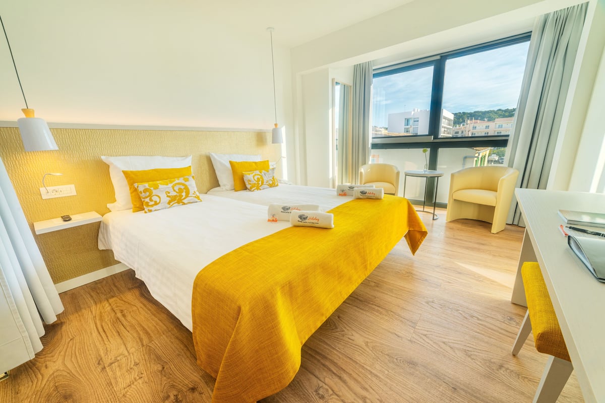 Habitación básica doble, 1 cama matrimonial | 1 habitación, ropa de cama de alta calidad, edredón y minibar