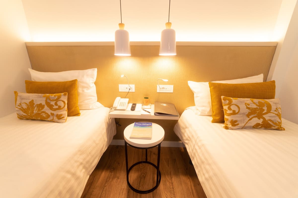 Habitación estándar con 2 camas individuales | 1 habitación, ropa de cama de alta calidad, edredón y minibar