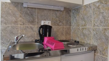 Studio (Little Fairy) | Eigene Küche | Kühlschrank, Herdplatte, Kochgeschirr/Geschirr/Besteck