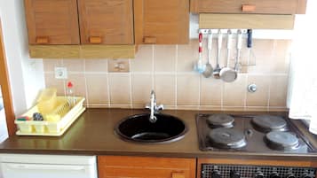 Căn hộ (A1) | Bếp riêng | Tủ lạnh, bếp nấu, dụng cụ nấu nướng/bát dĩa/dao nĩa