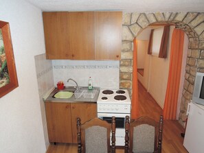 Studio (Regina) | Cuisine privée | Réfrigérateur, plaque de cuisson