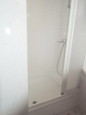 Studio (Regina) | Bathroom shower - Apartments Kralj (Malinska-Dubasnica)