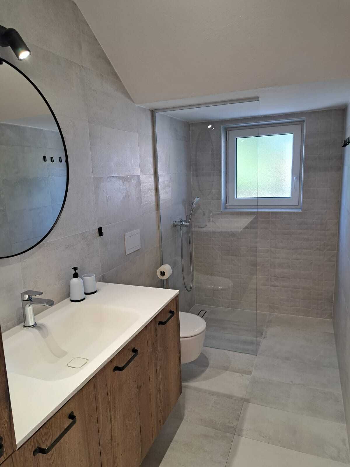 Apartamento, balcón | Ducha del cuarto de baño