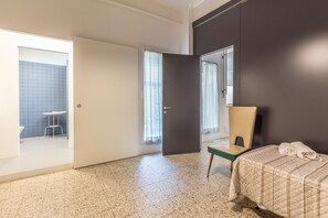 Apartamento, 3 quartos | Escrivaninha, berço de viagem, roupa de cama