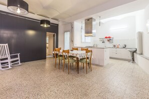 Apartamento, 3 quartos | Opções para refeição no quarto