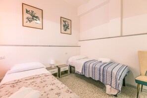Apartment, 3 Bedrooms | Desk, travel crib, bed sheets - Appartamento Matteotti (Bologna)