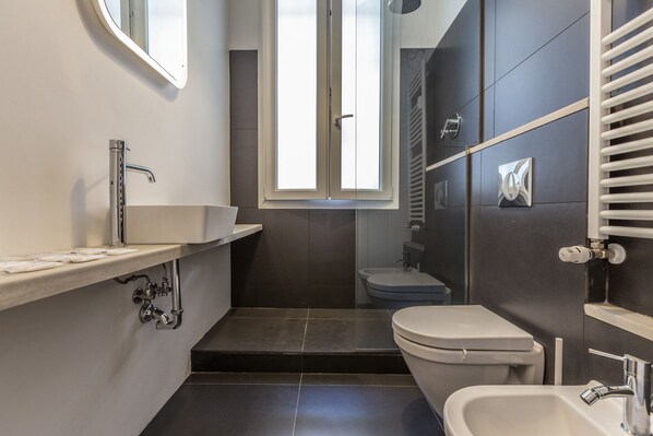 Apartment, 3 Schlafzimmer | Badezimmer | Dusche, Handtücher, Toilettenpapier