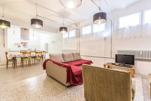 Apartamento, 3 quartos | Área de estar | TV